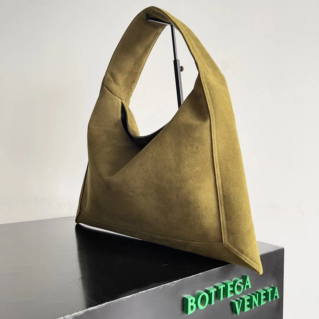 Batch 2080 Bottega Veneta, the flagship product of the 2024 autumn and winter, is making a splash from the catwalk to the streets. It not only brings a strong retro atmosphere, but also can easily interpret different styles through a variety of matching methods. Whether it is a smart and elegant workplace look or casual and comfortable daily wear, fully imported calfskin is a fashion element you can’t miss! Style number: 803977 Size: 41*20*8cm
